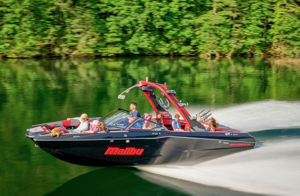 A Malibu 23 MXZ at speed