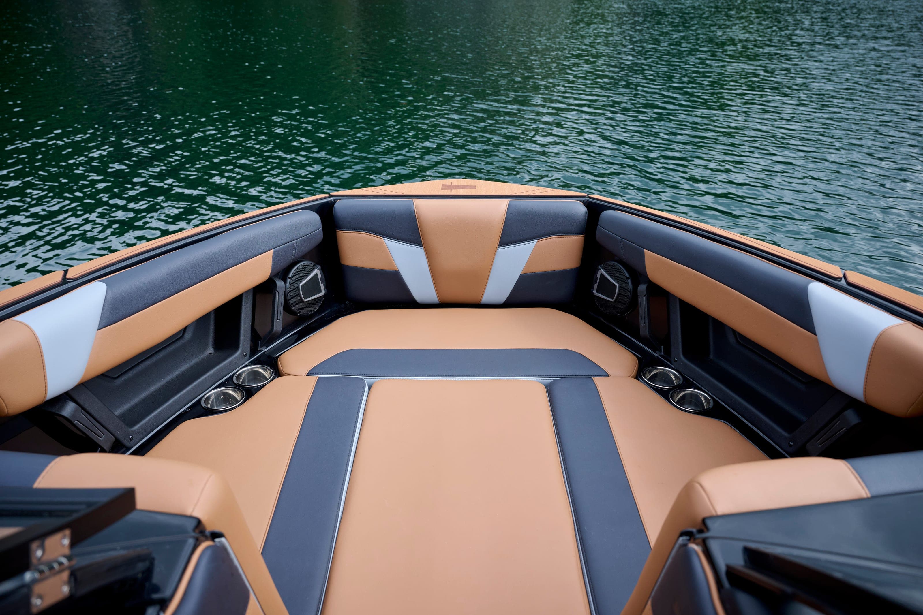 The bow seating of an Axis T235